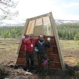 To fornøyde ordførere Ken Richard og Bjørn Ivar etter at utedoen er åpnet.